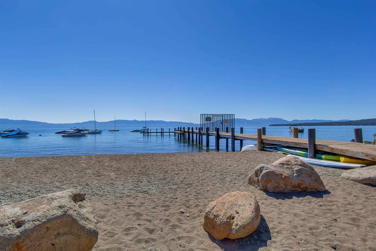 Φωτογραφία του Tahoe Pines Beach με γκρίζα άμμος επιφάνεια