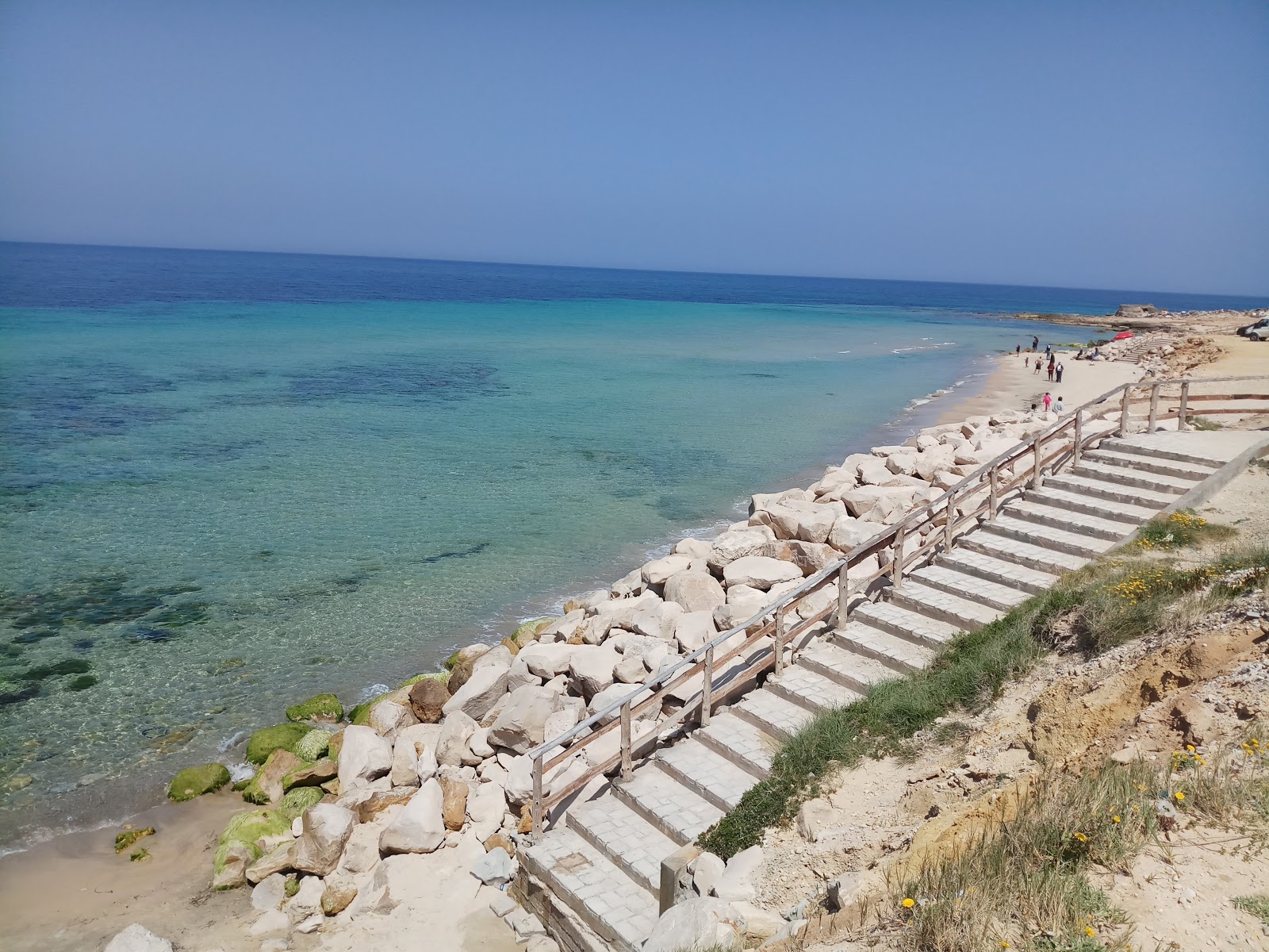 Foto von La Grotte beach von Klippen umgeben