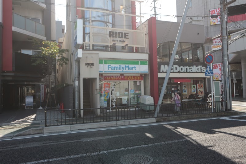 ファミリーマート 石山駅前店