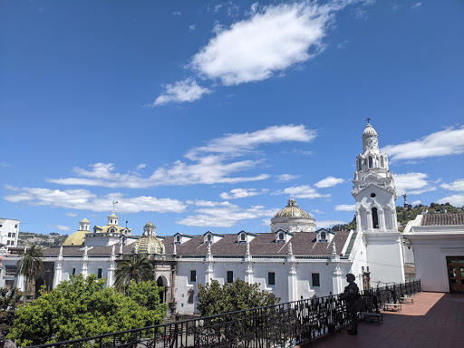 Roof repair companies in Quito