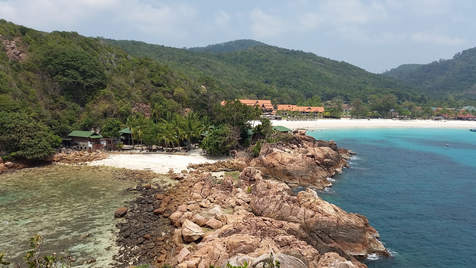 Pasir Panjang Plajı'in fotoğrafı kısmen otel alanı