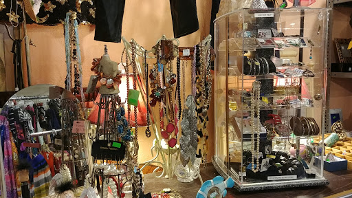 Thrift Store «Thrifty Nickel Tampa Thrift Store Re-Sale», reviews and photos, 7706 W Hillsborough Ave, Tampa, FL 33615, USA