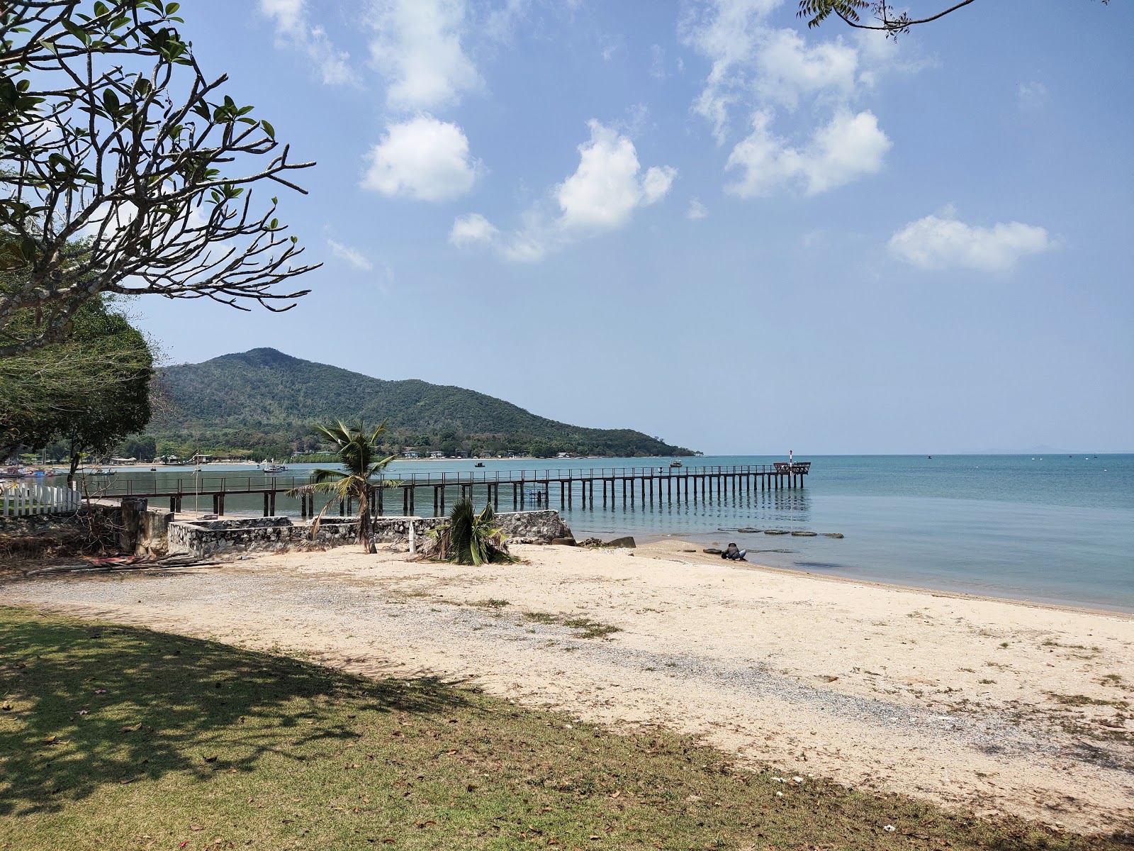 Fotografija Hat Bang Sare Beach z kevyt hiekka ja kivi površino