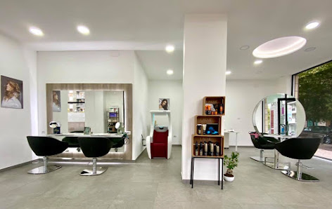 Be Different Parrucchieri - Estetica - Massaggi Via Kennedy, 52, 87036 Quattromiglia CS, Italia