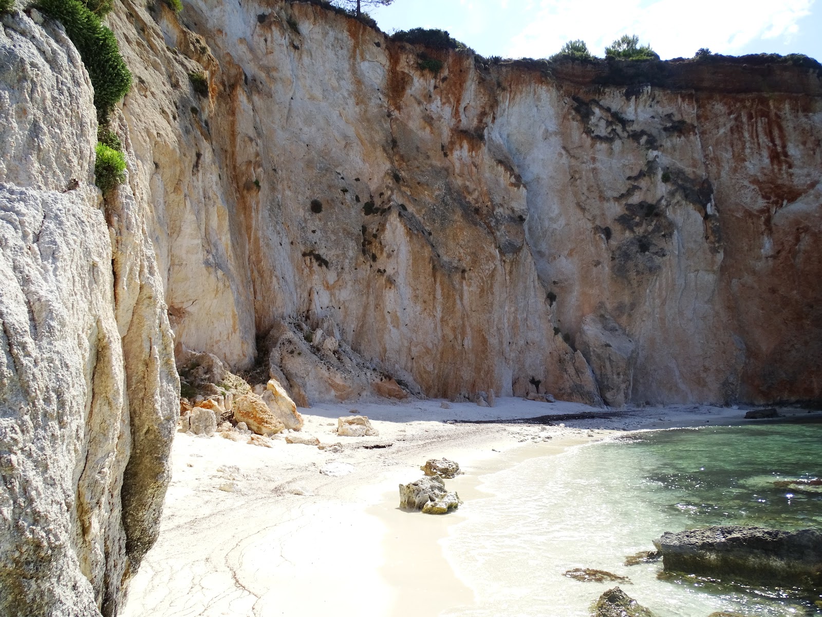 Plage des Rochers Blancs avec falaises contrastantes blanches et ambres contre une eau bleue.