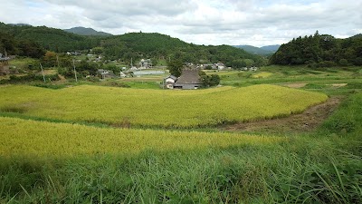 棚田の中の茅葺き古民家