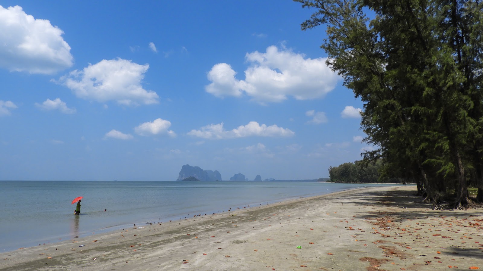 Foto van Chang Lang Beach met helder zand oppervlakte