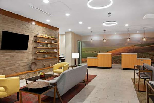 La Quinta Inn & Suites by Wyndham Morgan Hill-San Jose South image
