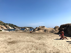 Cala del Lazzaretto'in fotoğrafı uçurumlarla desteklenmiş