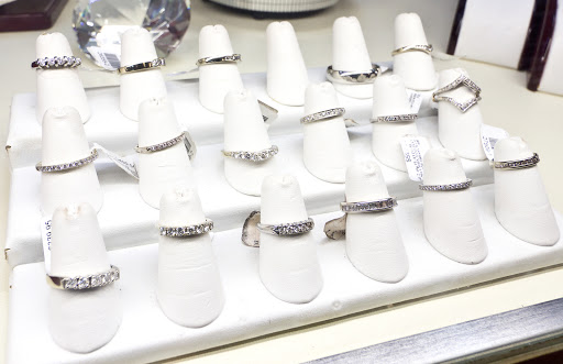 Pawn Shop «Pine Ridge Pawn & Jewelry», reviews and photos, 2033 Pine Ridge Rd #4, Naples, FL 34109, USA