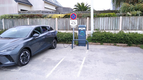 Borne de recharge de véhicules électriques SDEF Station de recharge Ploudalmézeau