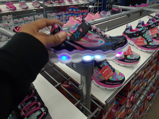 Shoe Store «SKECHERS Factory Outlet», reviews and photos, 3030 E 9th St, Oakland, CA 94601, USA