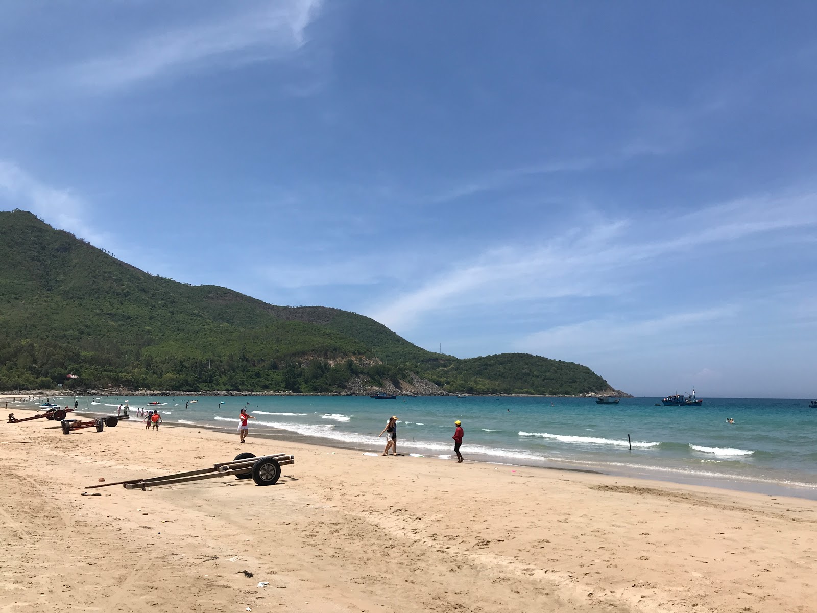 Foto di Nha Trang Beach con una superficie del sabbia beige fine