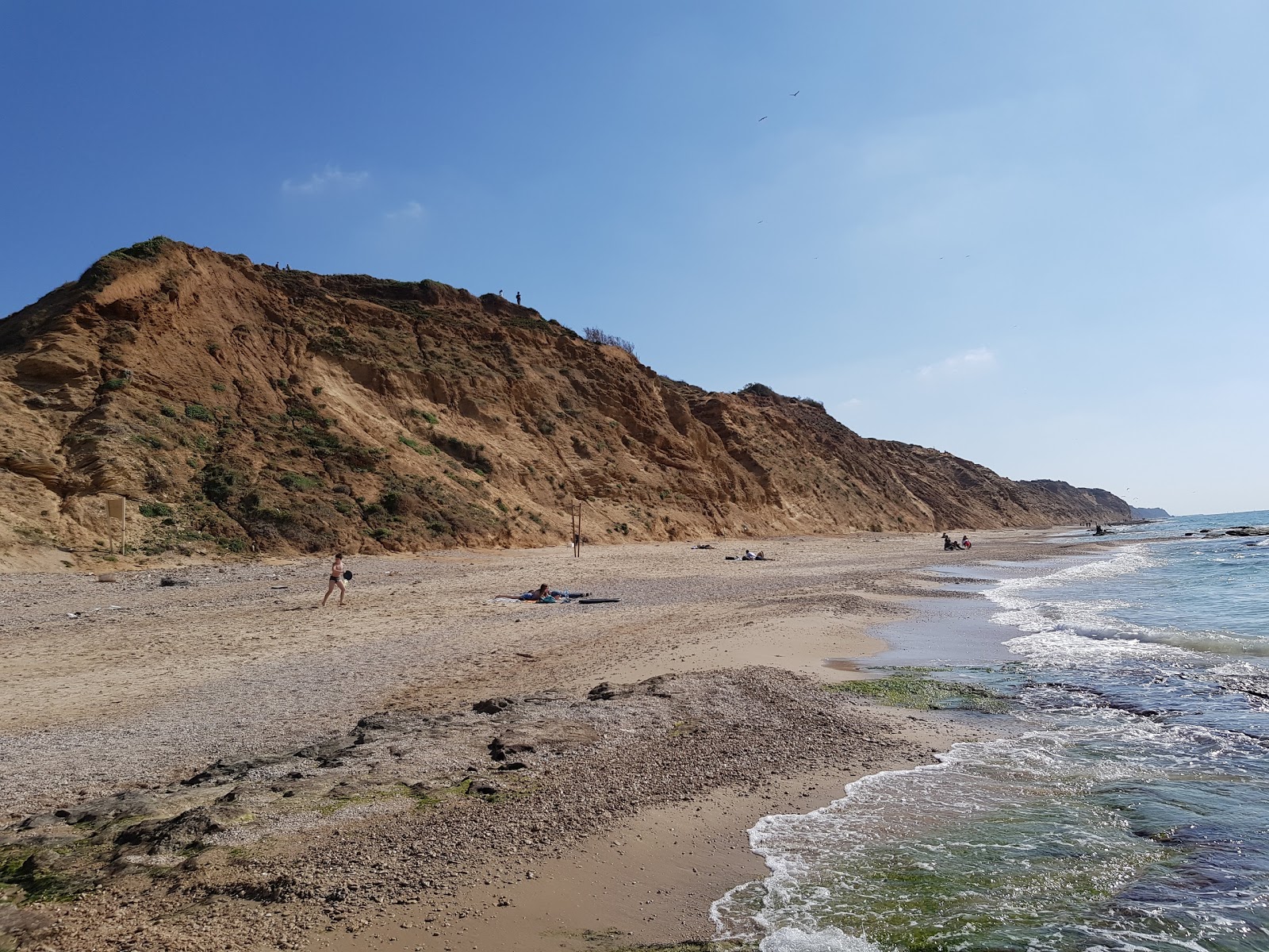 Fotografie cu Ga'ash beach - locul popular printre cunoscătorii de relaxare