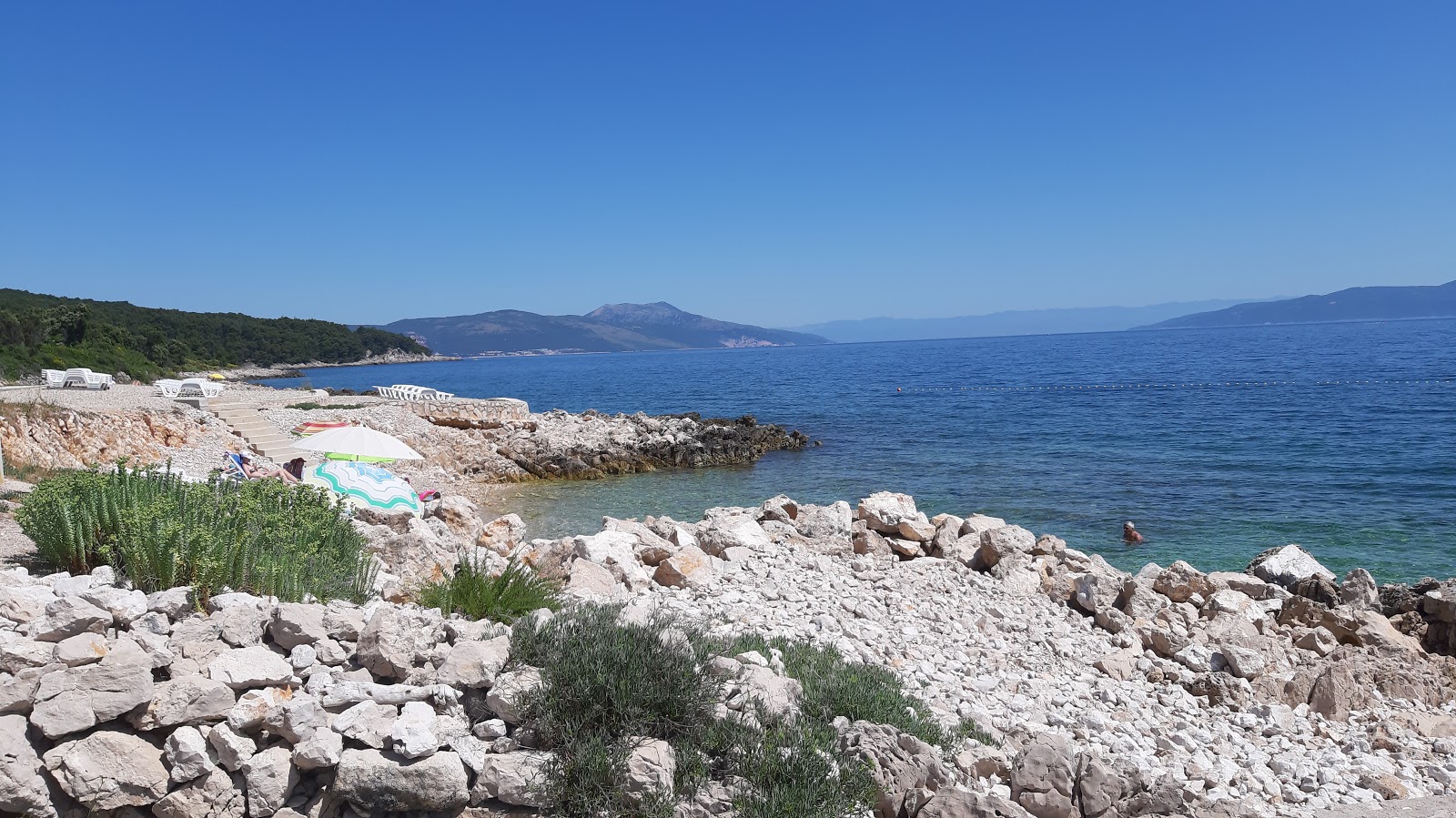 Foto di Ravni beach con una superficie del sabbia grigia e ciottoli
