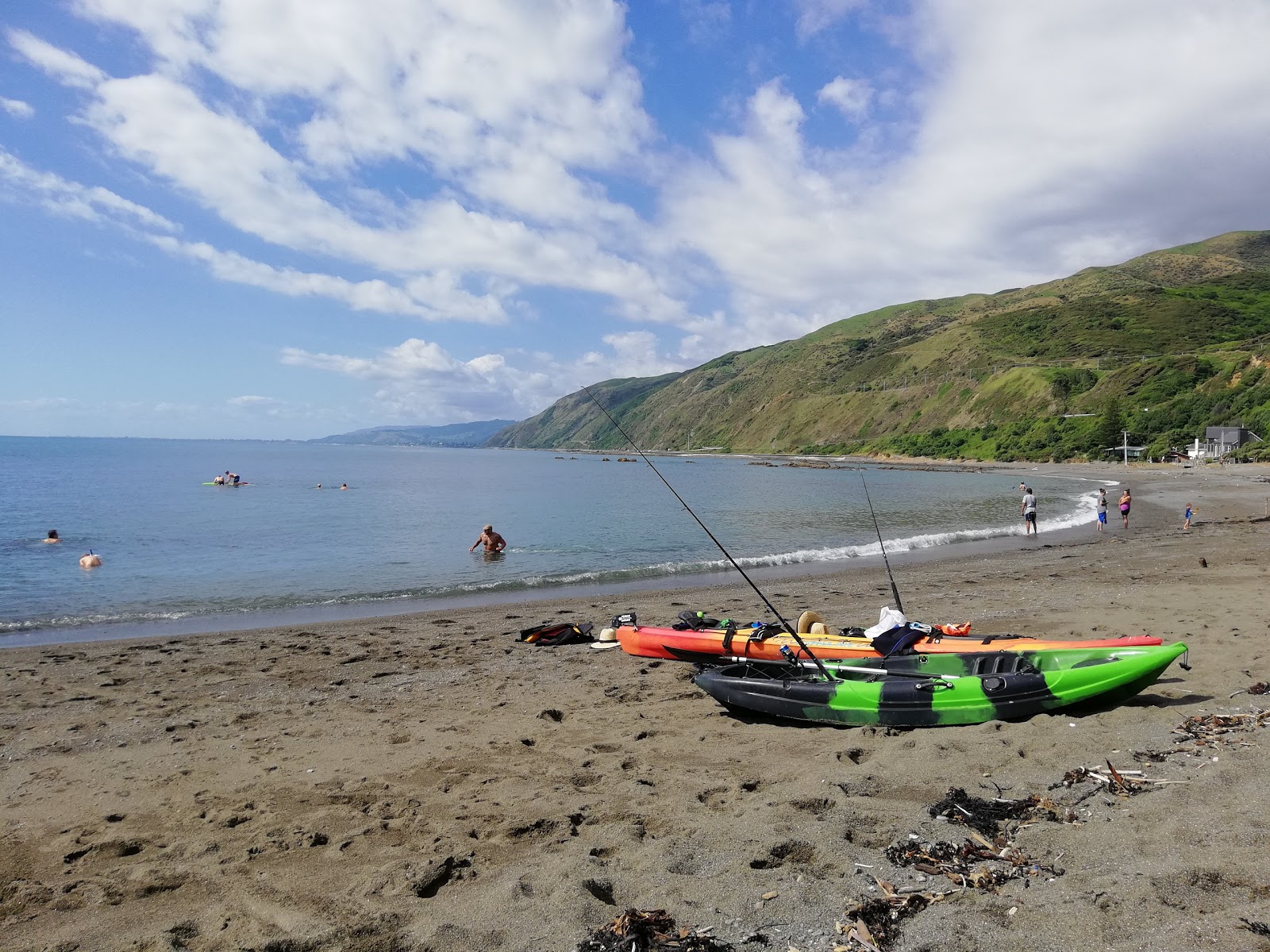 Foto de Pukerua Bay Beach con arena gris y rocas superficie