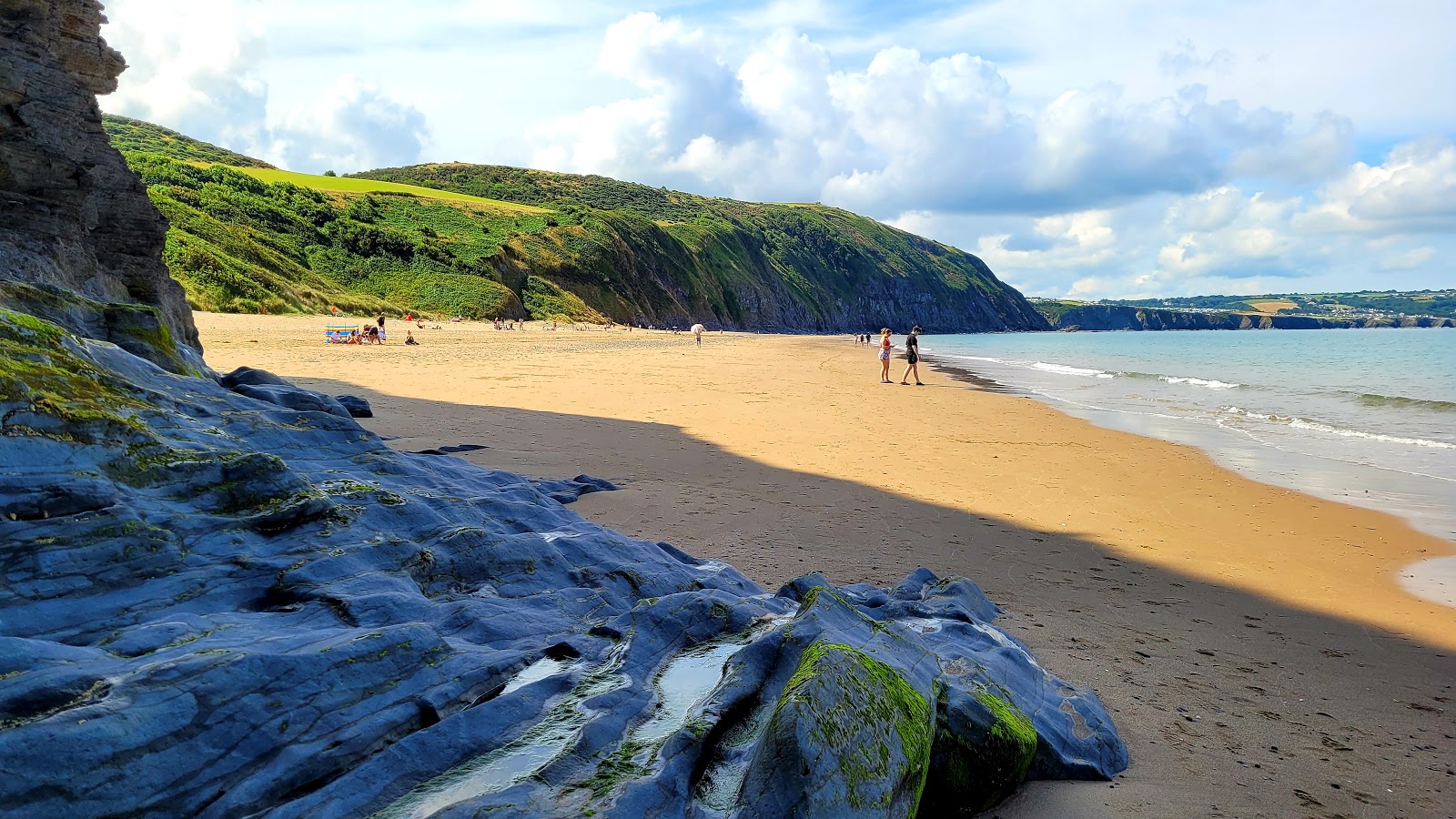 Foto de Praia de Penbryn e sua bela paisagem