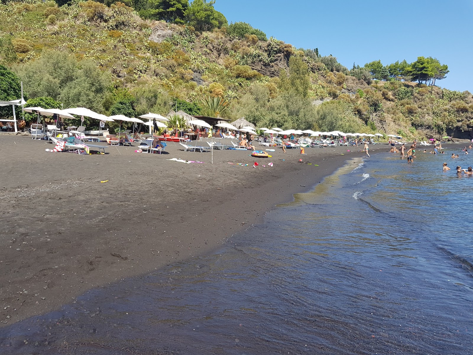 Zdjęcie Punta Dell'asino beach z powierzchnią czarny piasek