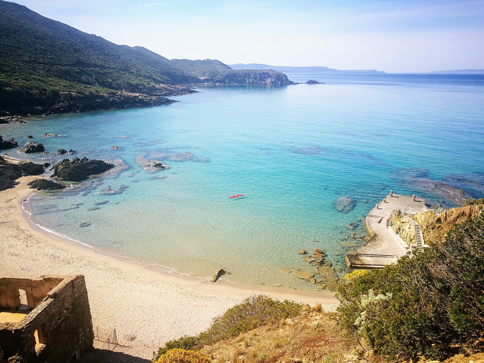 Cala Domestica Plajı'in fotoğrafı turkuaz saf su yüzey ile