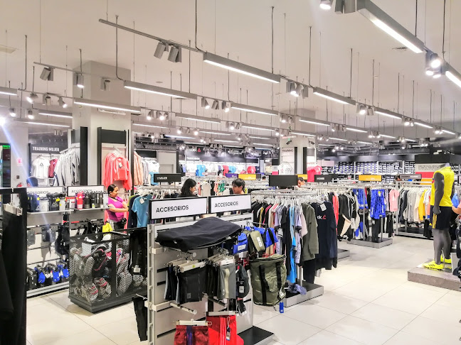 Opiniones de Adidas Outlet - La Rambla Brasil en Breña - Tienda de ropa