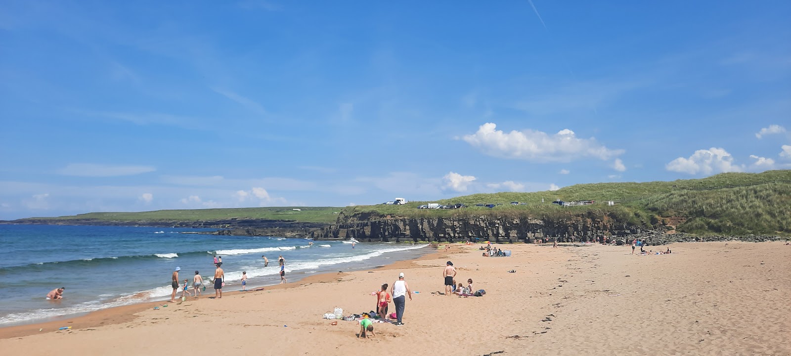 Fotografie cu Carrowmore Beach cu long bay