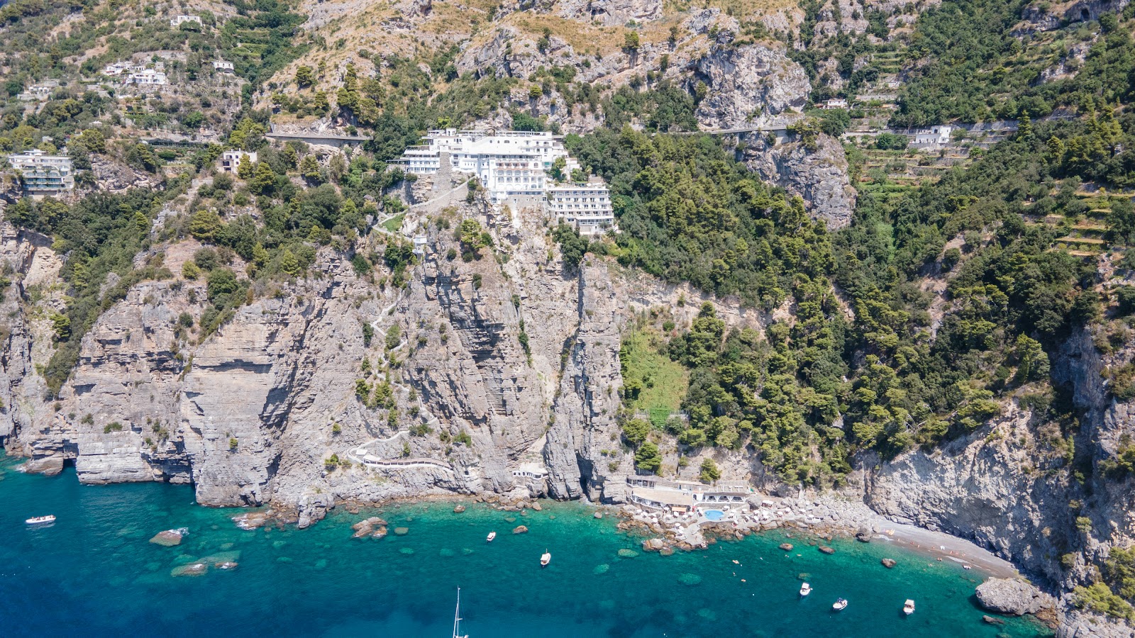 Foto af Wild beach med blåt rent vand overflade