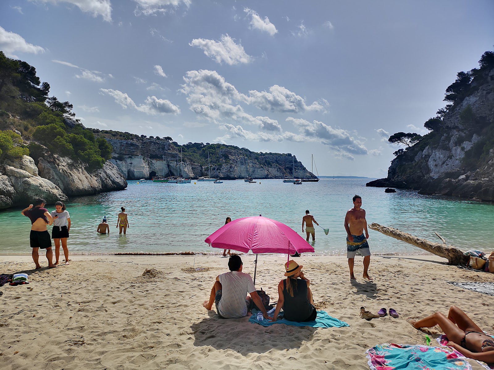 Foto von Cala Macarelleta Strand und seine wunderschöne Landschaft