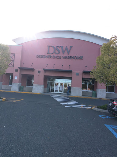 DSW Designer Shoe Warehouse, 1500 Old Country Rd, Riverhead, NY 11901, USA, 