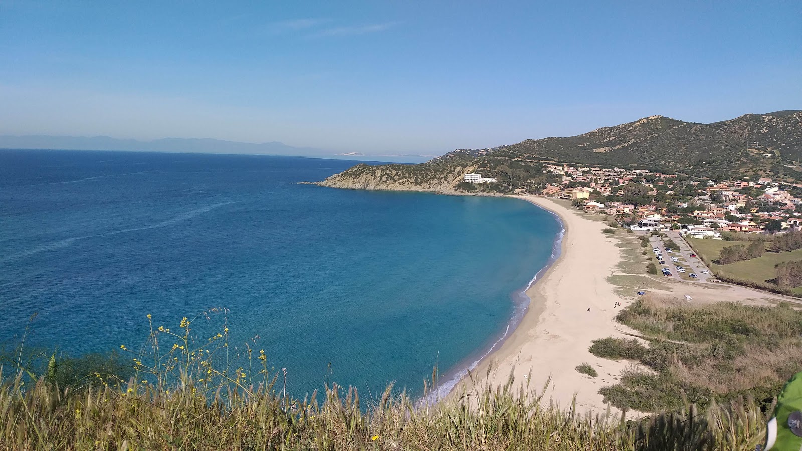 Foto de Praia de Solanas - lugar popular entre os apreciadores de relaxamento