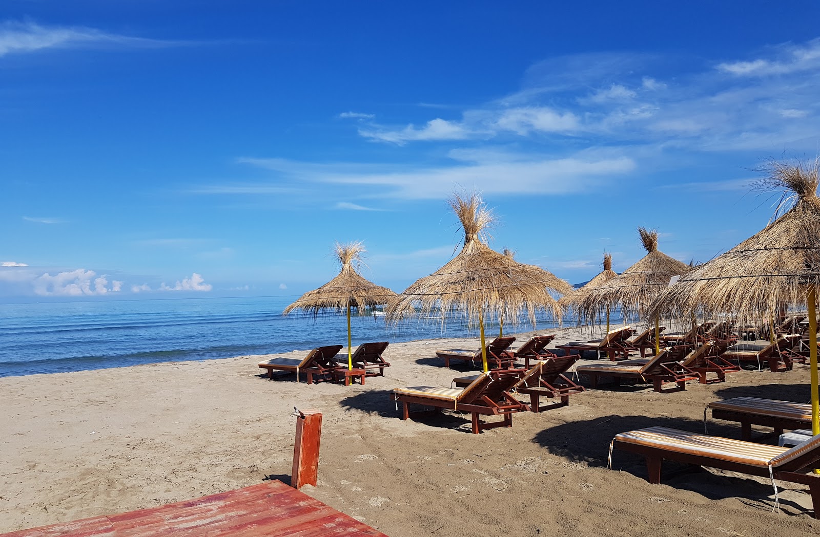 Foto di Hamalla Beach con una superficie del sabbia fine grigia
