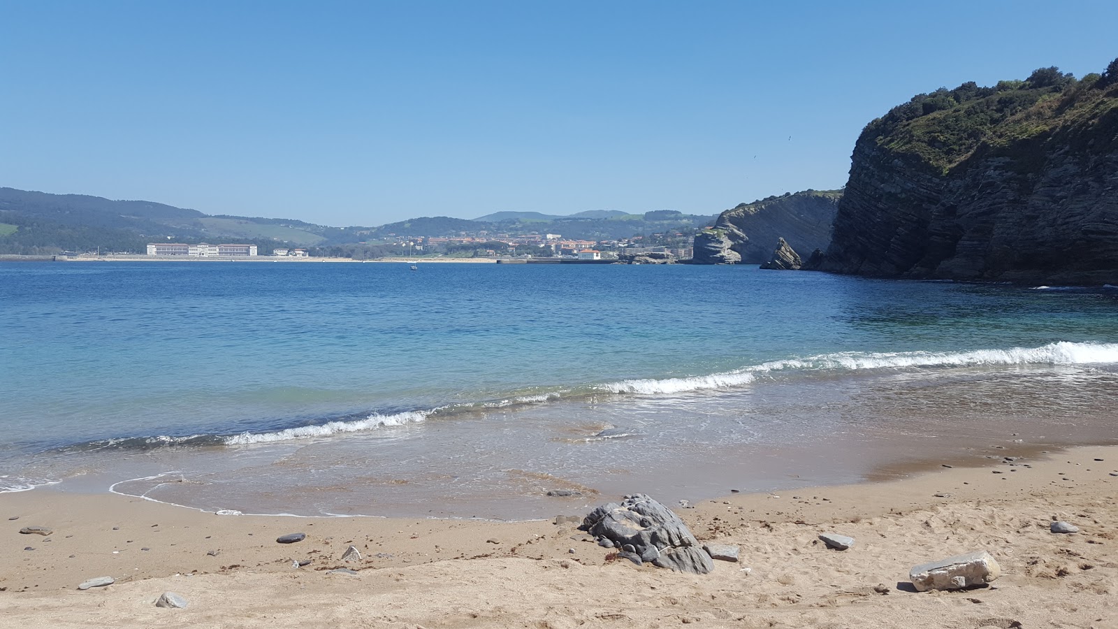 Zdjęcie Playa De Muriola z mała zatoka
