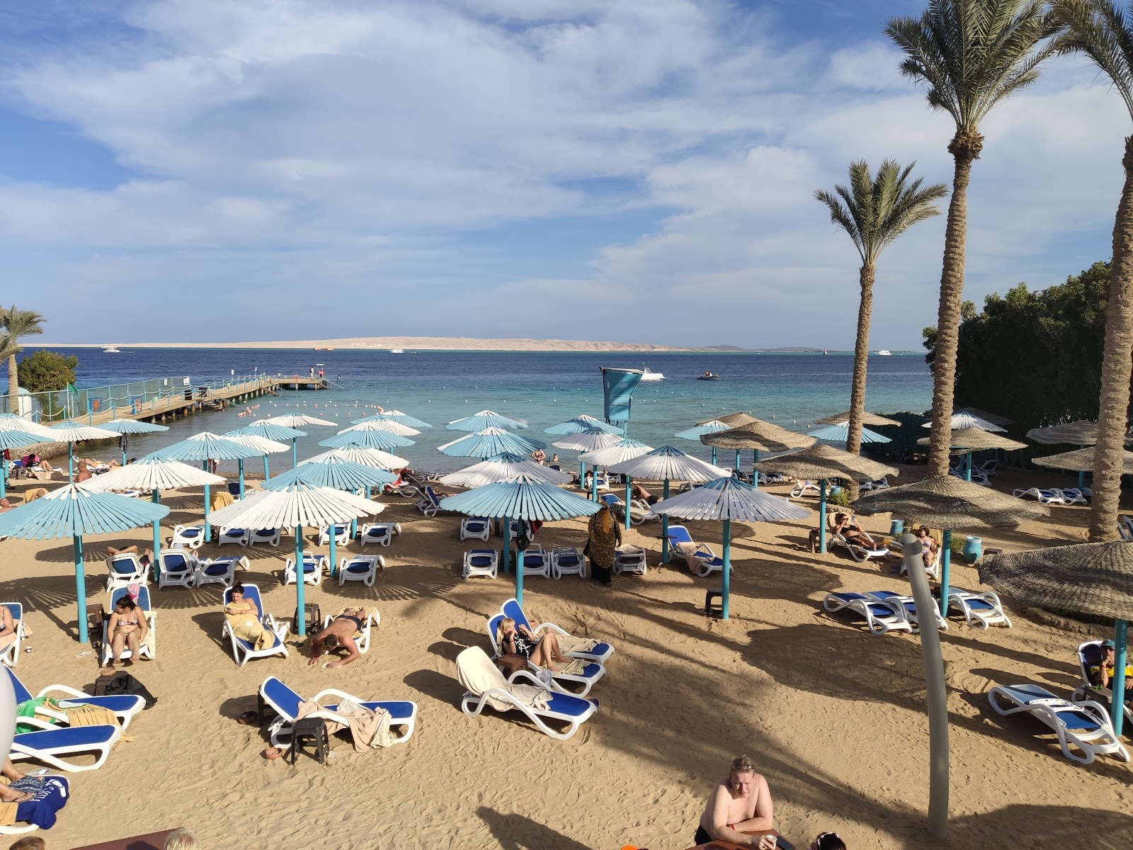 Fotografija Public Beach El Fayroz z svetel pesek površino