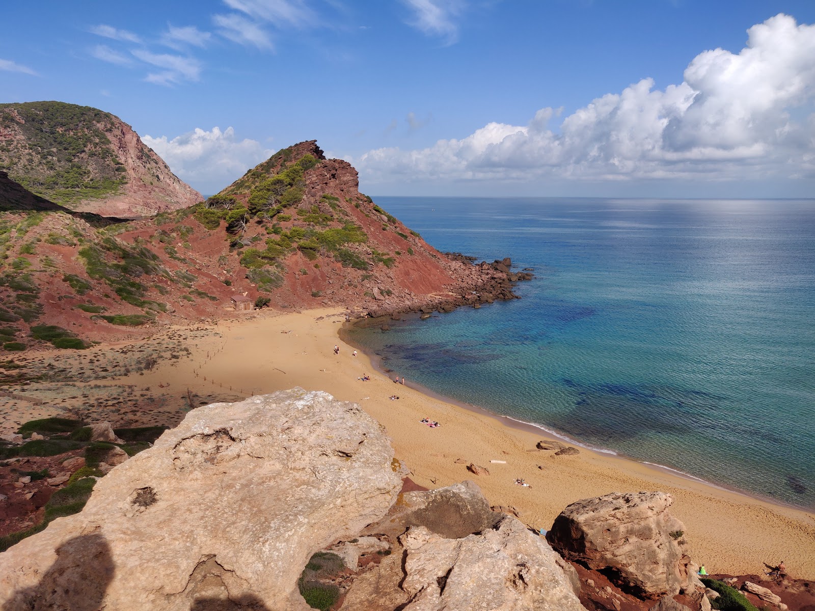 Zdjęcie Cala del Pilar z powierzchnią brązowy piasek
