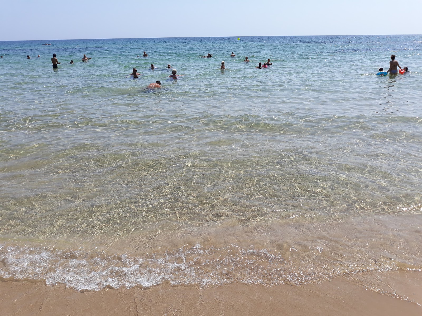 Spiaggia Pantanello的照片 带有碧绿色纯水表面