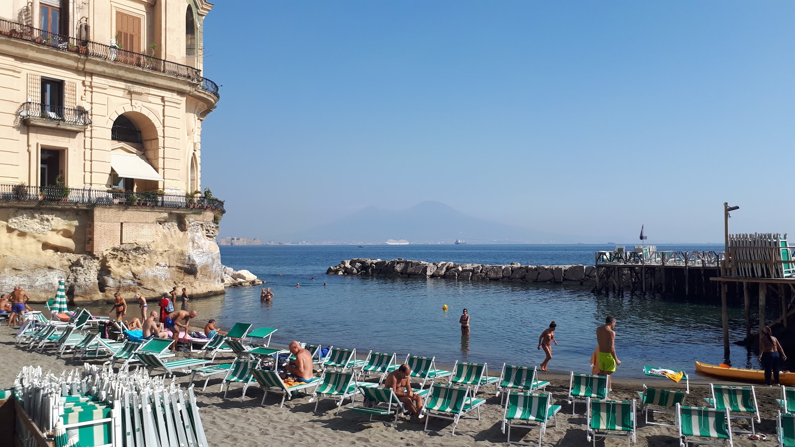 Spiaggia delle Monache的照片 带有蓝色的水表面