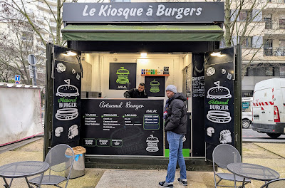 Kiosque à burgers à Courbevoie