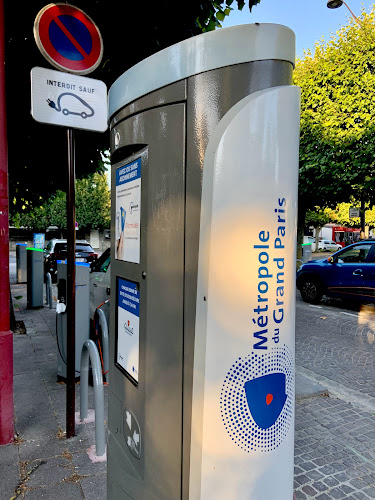 Borne de recharge de véhicules électriques KiWhi Pass Charging Station Rueil-Malmaison
