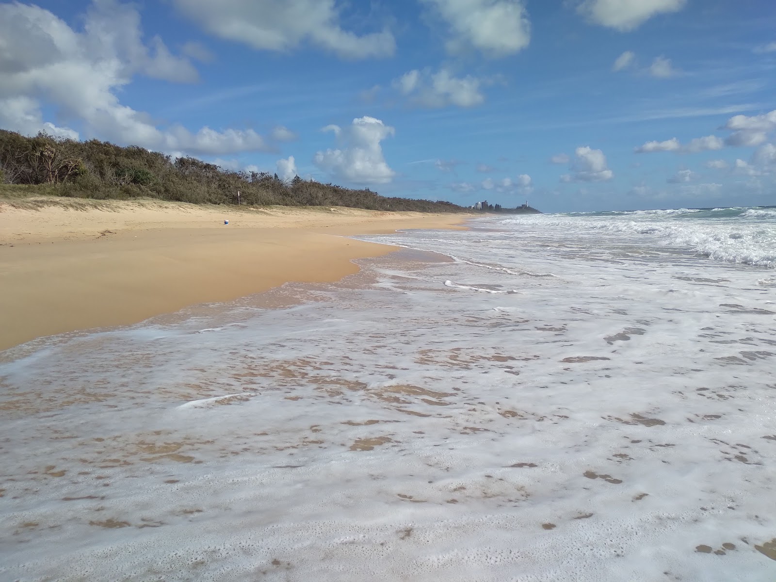 Foto de Kawana Beach con recta y larga