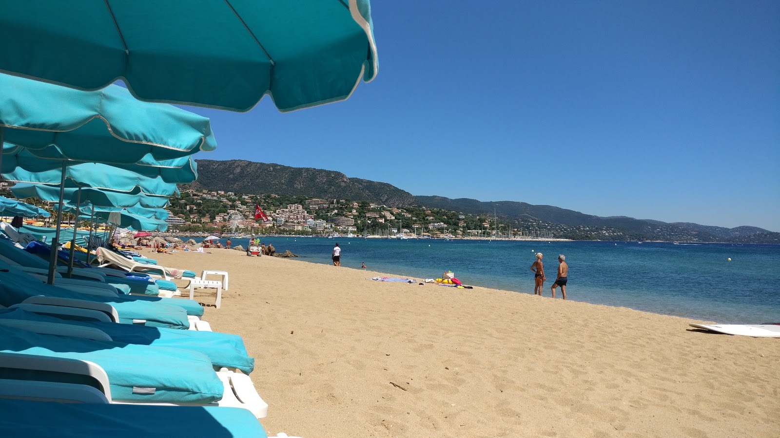 Fotografie cu Plaja Lavandou - locul popular printre cunoscătorii de relaxare