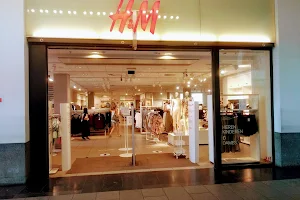 H&M image