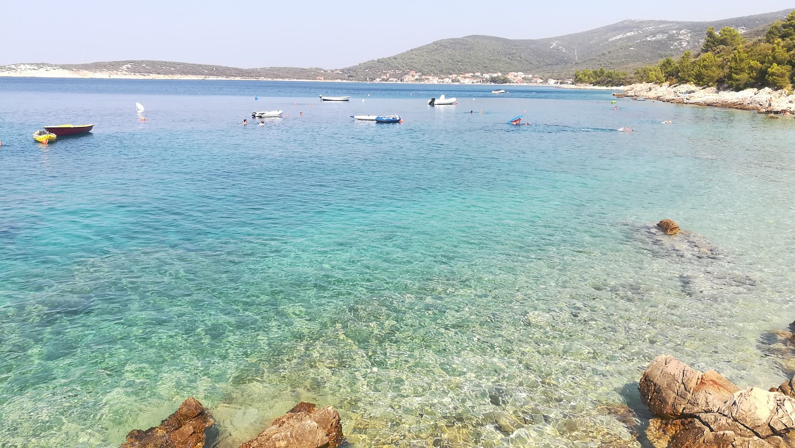 Gira beach的照片 带有碧绿色纯水表面