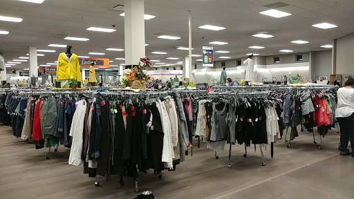 Thrift Store «Discover Goodwill Circle Retail Center», reviews and photos