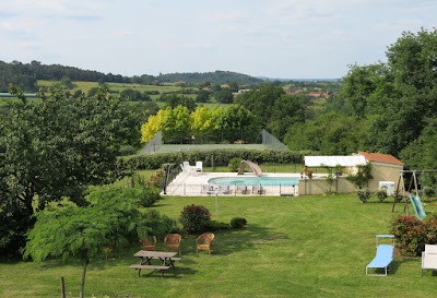 Luxe vakantiehuis met verwarmd zwembad en tennisbaan à Le Buisson-de-Cadouin