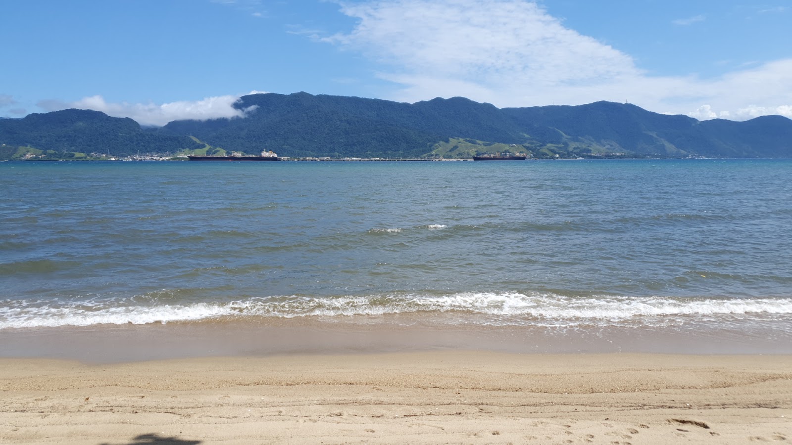 Praia Barra Velha'in fotoğrafı uçurumlarla desteklenmiş