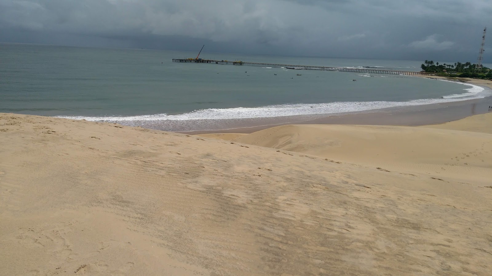 Foto van Praia Das Almas. met ruim strand