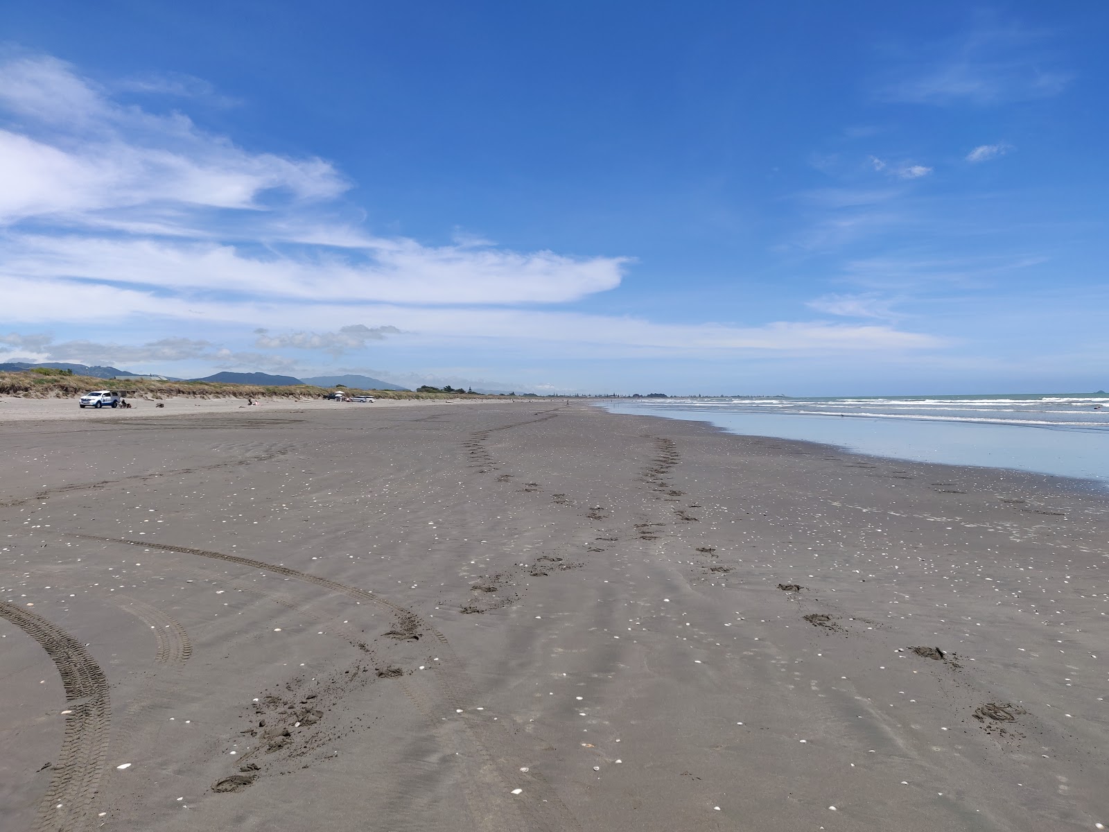 Foto di Peka Peka Beach con una superficie del sabbia grigia