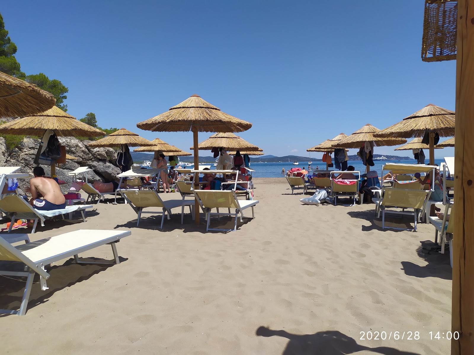 Foto av Cala Galera beach omgiven av berg