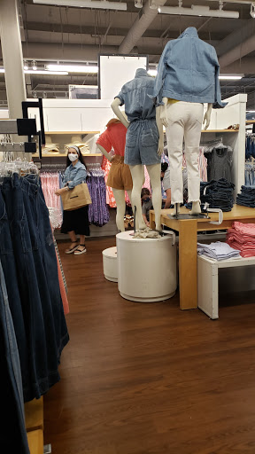 Clothing Store «Gap Outlet», reviews and photos, 640 Bergen Town Center, Paramus, NJ 07652, USA