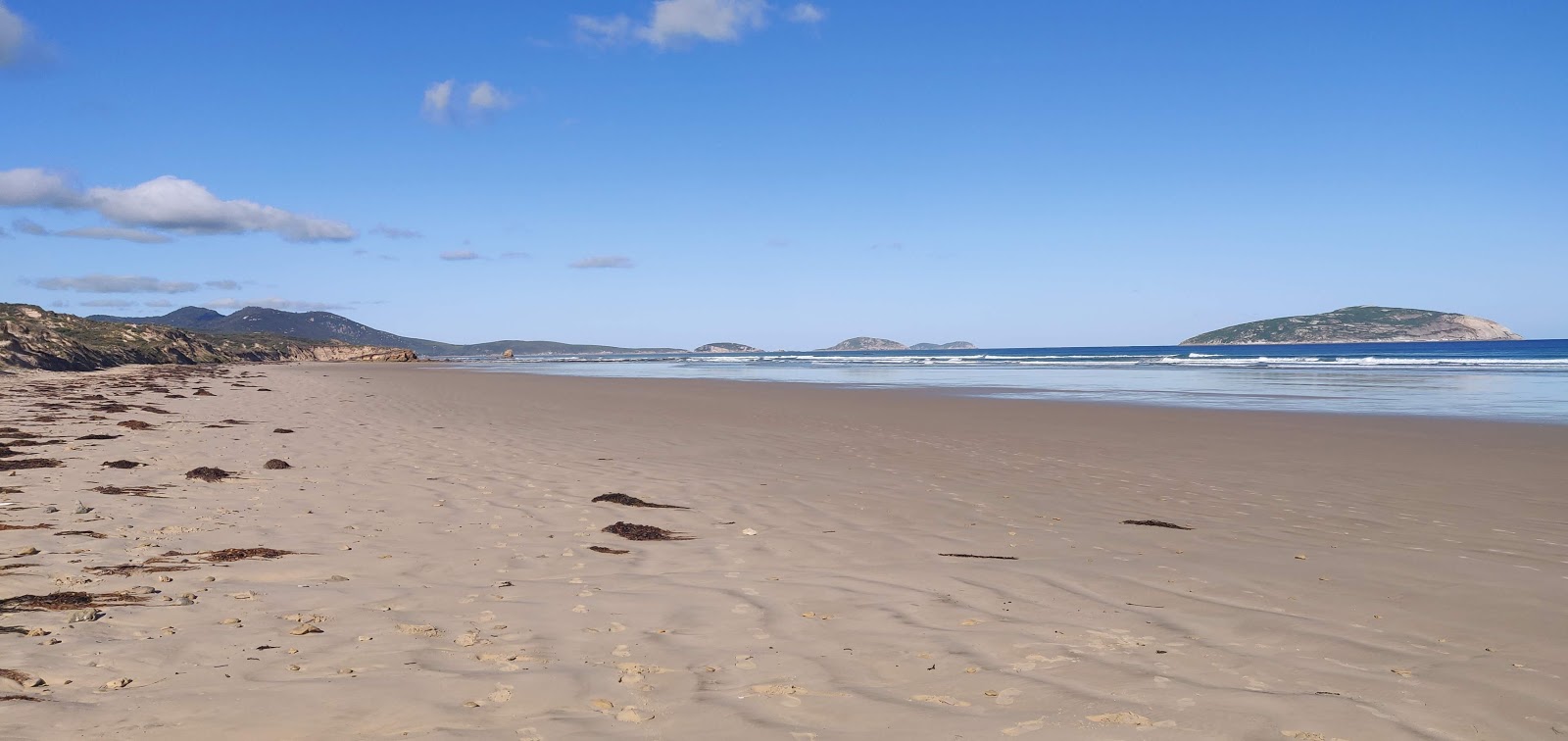 Cotters Beach的照片 带有明亮的沙子表面