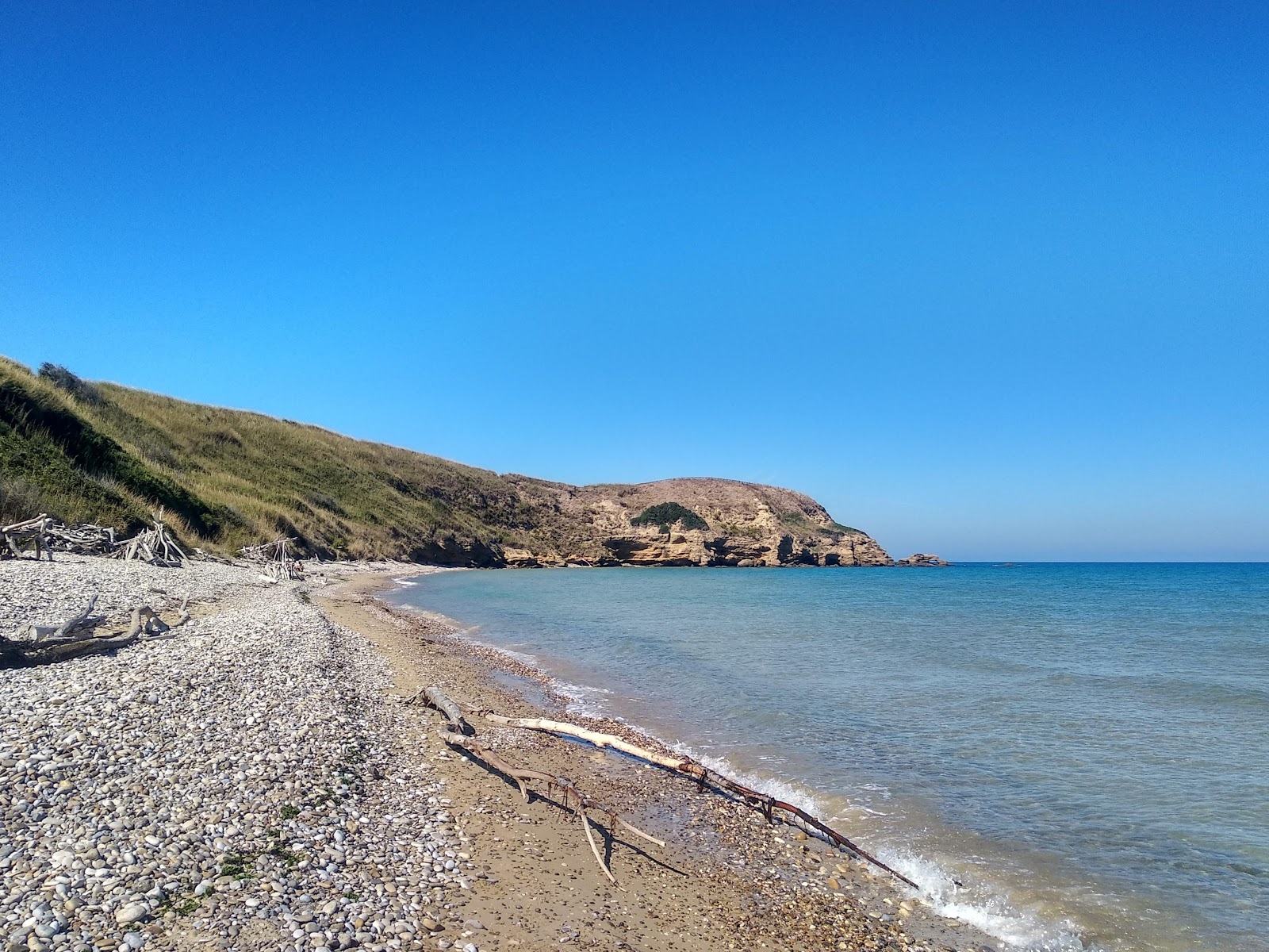 Spiaggia dei Libertini'in fotoğrafı dağlarla çevrili